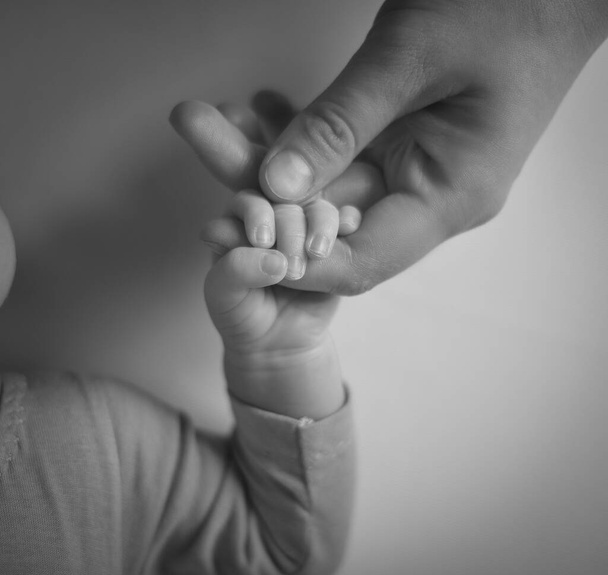 Sevimli yeni doğmuş erkek bebek - Fotoğraf, Görsel