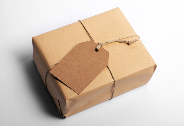 hediye kutusu ile beyaz boş etiket - Fotoğraf, Görsel