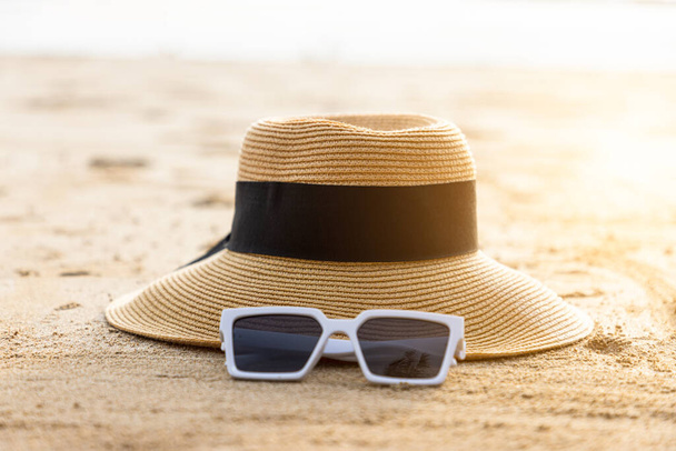 Красивий пляж з сонцезахисними окулярами і капелюхом на пляжі
. - Фото, зображення