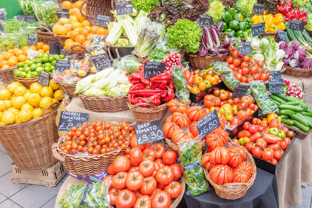 fresh vegetables in market stall - Foto, Bild