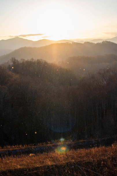Gyönyörű naplemente a hegyekben - Fotó, kép