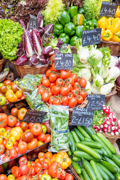 Frisches Gemüse auf dem Markt - Foto, Bild