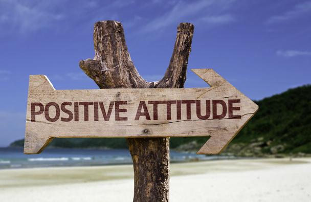 Positiivinen asenne puinen merkki rannalla taustalla
 - Valokuva, kuva