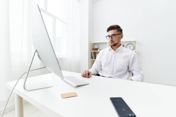 Geschäftsleute mit Brille sitzen an einem Schreibtisch - Foto, Bild