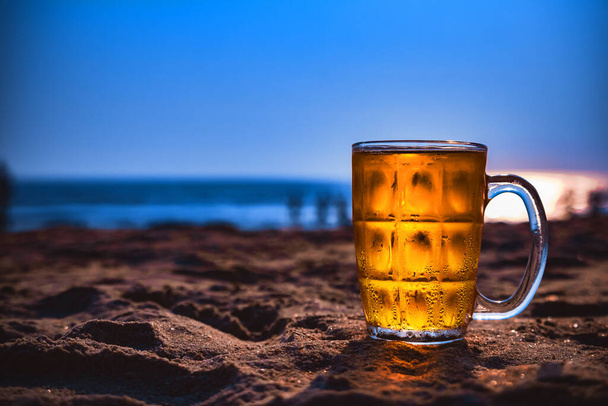 glass of beer on the beach - Zdjęcie, obraz