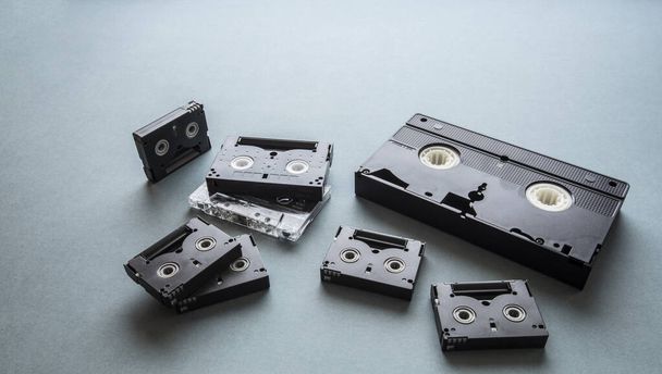 valikoima vanhoja retro tyyli musta video ja musiikki kasetit ammuttiin ylhäältä vanhentunutta tekniikkaa - Valokuva, kuva