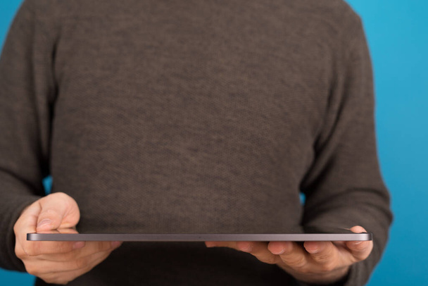 close-up of a man using a tablet pc - Foto, Bild