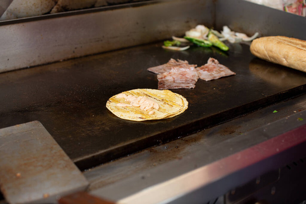 Una vista degli ingredienti per i tacos che cucinano su una piastra. - Foto, immagini