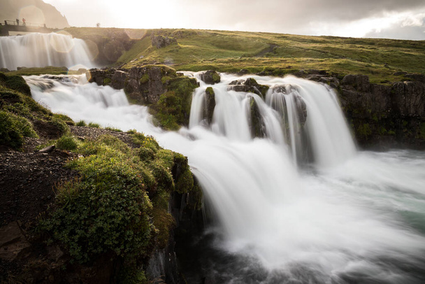 Прекрасний водоспад в горах
 - Фото, зображення