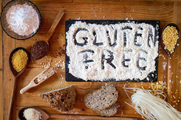 glutenfreies Mehl Brot und Körner Hirse Tapioka Leinsamen Reis Hafer Linsen - Foto, Bild