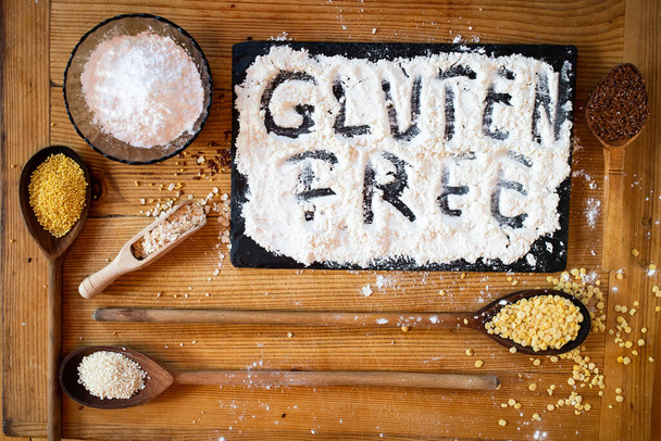 グルテンフリー小麦粉パンと穀物アワタピオカ亜麻仁米オーツレンズ豆 - 写真・画像