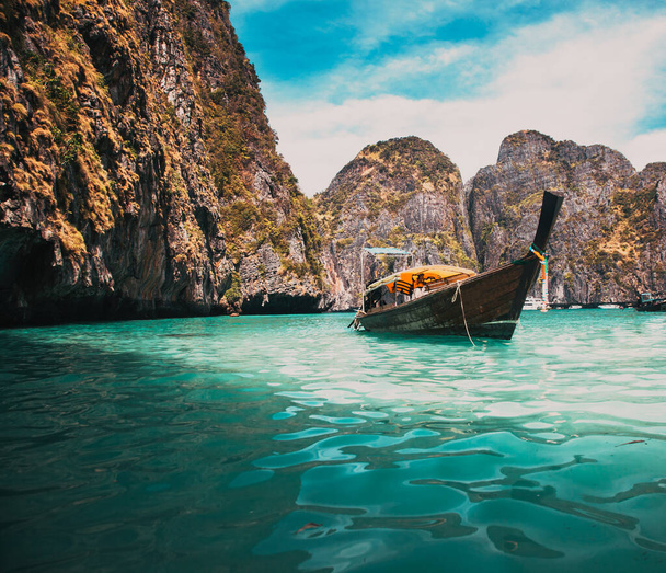 Tailândia paisagem oceânica. Vista exótica da praia e navio tradicional
 - Foto, Imagem