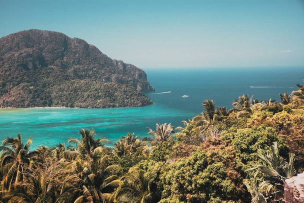 旅行休暇の背景-リゾートと熱帯の島-ピピ島,クラビ県,タイ - 写真・画像