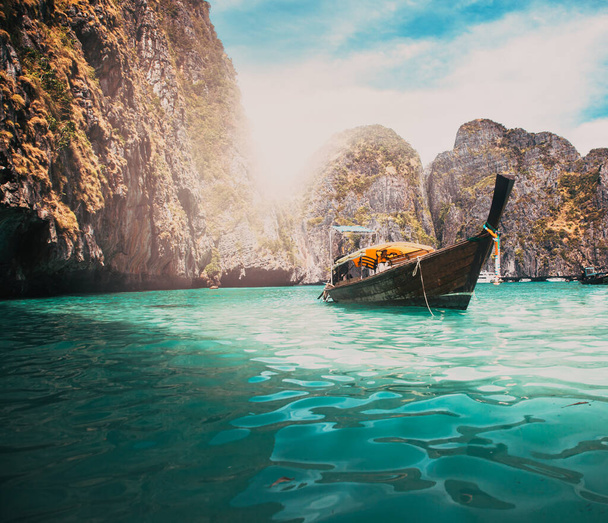 タイの海の風景です。エキゾチックなビーチ ビューと伝統的な船 - 写真・画像