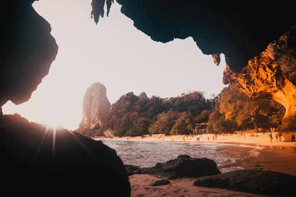 grotte sur Ton Sai plage Krabi Thaïlande - Photo, image