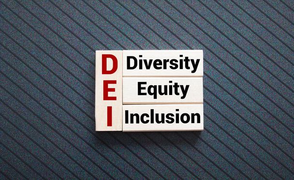 DEI, różnorodność, równość, symbol integracji. Drewniane klocki ze słowami DEI, różnorodność, równość, włączenie na pięknym białym tle. Biznes, DEI, różnorodność, kapitał własny, koncepcja włączenia społecznego. - Zdjęcie, obraz