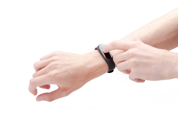 Anonieme man tikt op een leeg scherm van een moderne smartwatch met een vinger, smart fit band handen gebaren, handen geïsoleerd op wit, uitgesneden. Tech wearables, draagbare technologie eenvoudig concept - Foto, afbeelding