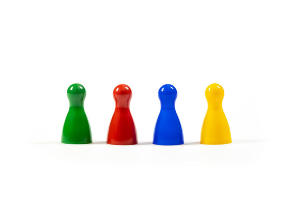 Sorban 4 különböző sokszínű játék darabok képviselő sokszínű csoport az emberek, a vállalati üzleti cég csapatmunka, a sokszínűség és az összetartozás egyszerű metafora, elvont koncepció, senki - Fotó, kép