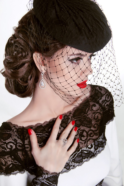 Beautiful Brunette Woman. Retro Fashion portrait in elegant hat - Fotografie, Obrázek