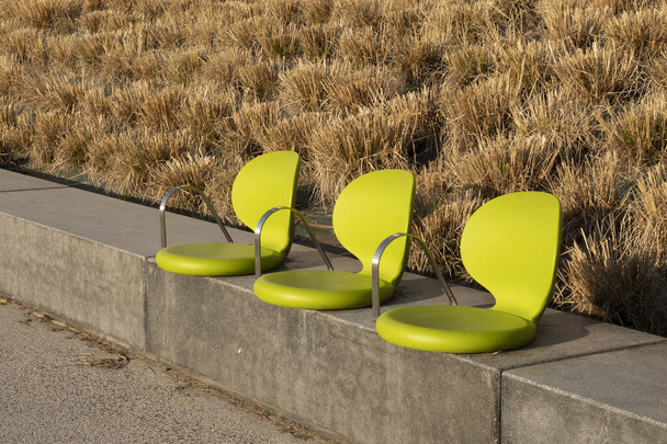 Close-up de três cadeiras na passarela na rua - Foto, Imagem