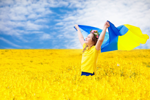 Pregate per l'Ucraina. Bambino con bandiera ucraina. Bambina che sventola bandiera nazionale pregando per la pace. Ragazzo felice che festeggia il Giorno d'Indipendenza. - Foto, immagini