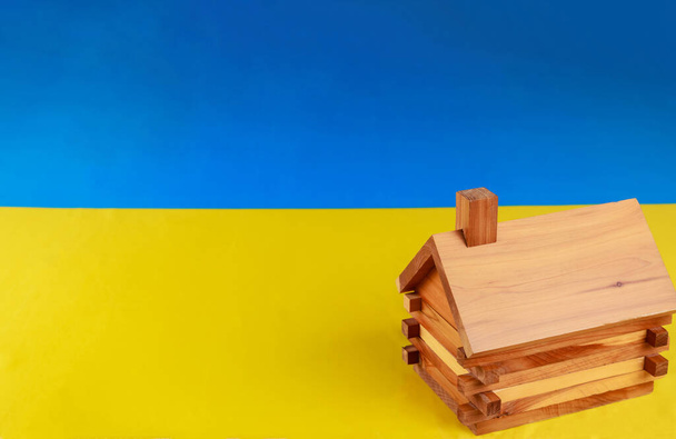 Модель дома на украинском флаге как символ эвакуации людей. Теракт в России. - Фото, изображение