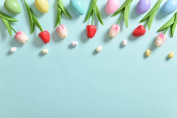 Fondo con orejas de conejo, huevos de Pascua y flores de tulipán. Feliz Pascua. Decoración para la fiesta de la Santa Pascua. Espacio para copiar. Posición plana, vista superior. - Foto, imagen