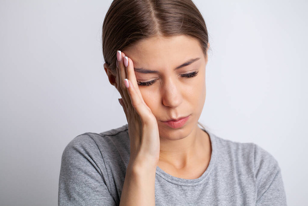 Cansado estressado mulher de negócios sentindo forte dor de cabeça - Foto, Imagem