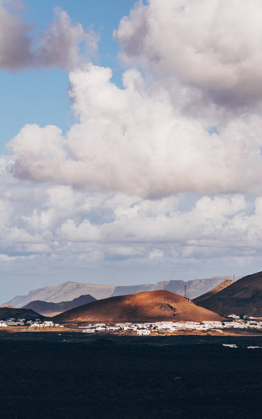 Дивовижний панорамний ландшафт вулканічних кратерів у національному парку Тіманфая. Популярний туристичний атракціон на острові Лансароте, Канарські законодавці, Іспанія. Художня картина. Світ краси. Концепція подорожі. - Фото, зображення