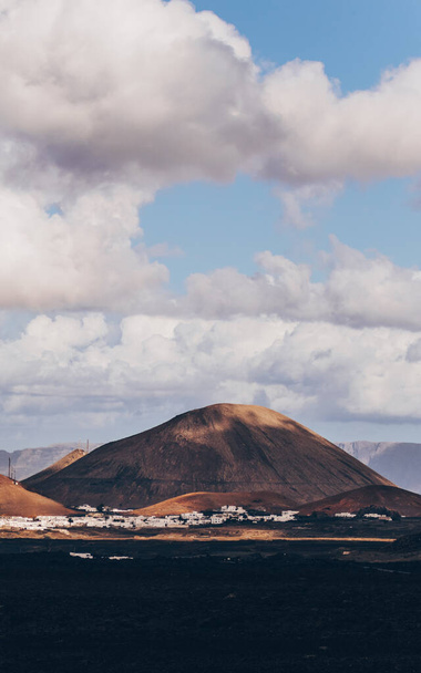 Timanfaya Ulusal Parkı 'ndaki volkan kraterlerinin muhteşem panoramik manzarası. İspanya 'nın Kanarya Adaları' ndaki Lanzarote Adası 'nda popüler turistik ilgi. Sanatsal resim. Güzellik dünyası. Seyahat kavramı. - Fotoğraf, Görsel