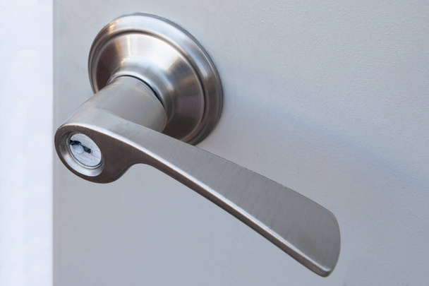 Дверной ручки крупным планом металла открытой безопасности современный - Фото, изображение