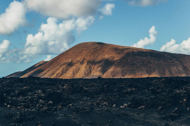 Incredibile paesaggio panoramico di crateri vulcanici nel parco nazionale di Timanfaya. Attrazione turistica popolare nell'isola di Lanzarote, Isole Canarie, Spagna. Quadro artistico. Il mondo della bellezza. Concetto di viaggio. - Foto, immagini