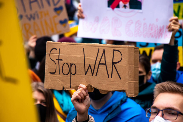 Vancouver, Kanada - 26 lutego 2022: Widok znaku Stop wojny podczas rajdu przeciwko inwazji Ukrainy przed Vancouver Art Gallery - Zdjęcie, obraz
