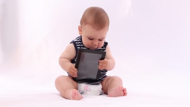 Hola bebé de tecnología. Niño jugando con una tableta sobre fondo blanco
 - Metraje, vídeo