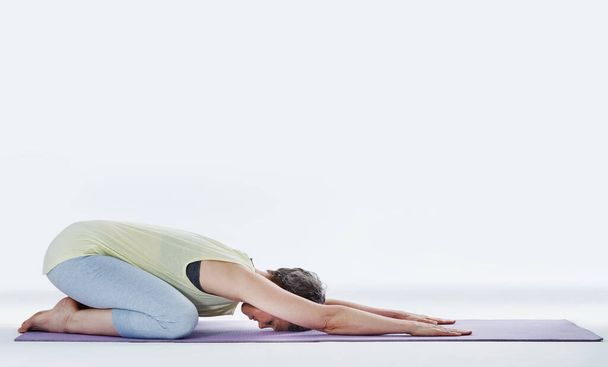 Asegúrese de que usted warmup antes de hacer ejercicio. Largura completa de una atractiva mujer estirándose antes del yoga. - Foto, imagen