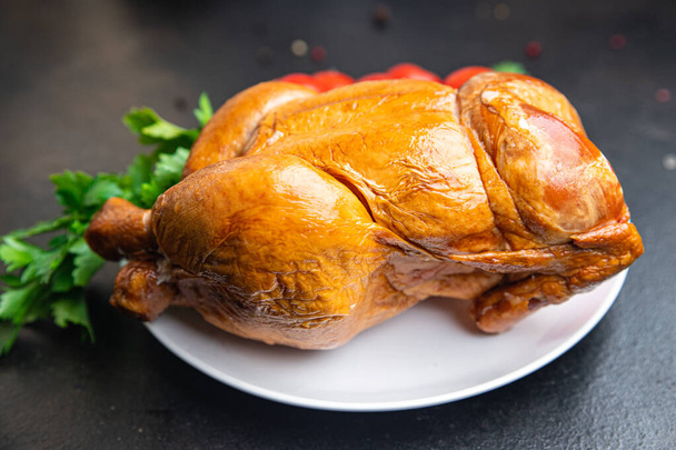 csirke sült ünnepi húsvéti asztal füstölt egész baromfihús friss ünnep étkezés étel diéta snack az asztalon másolás tér élelmiszer háttér - Fotó, kép