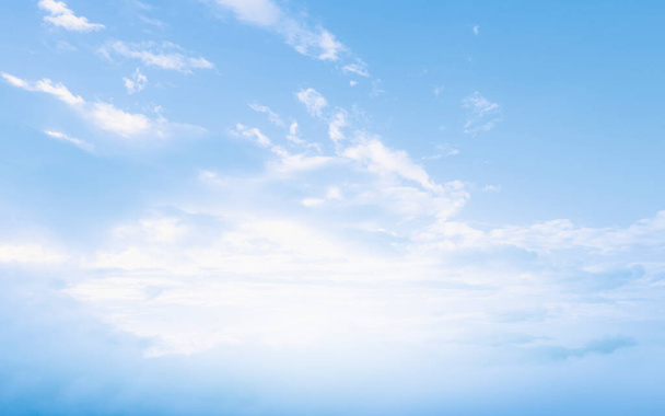 Schöner blauer Himmel mit Wolken. Himmlisch verträumt flauschige Fantasiewolken Hintergrund. - Foto, Bild
