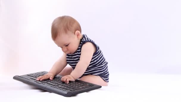 Hola bebé de tecnología. Niño jugando con un ordenador portátil, tableta contra fondo blanco
 - Imágenes, Vídeo