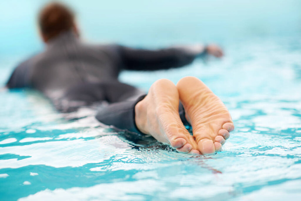 Dalganız sizi bekliyor. Temiz mavi suda sörf yapan bir adamın dikiz görüntüsü.. - Fotoğraf, Görsel