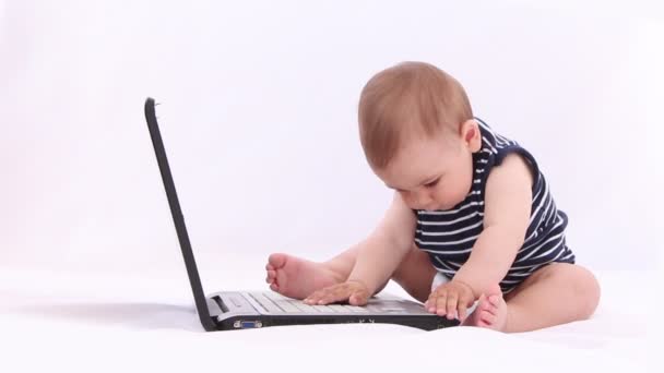Hola bebé de tecnología. Niño jugando con un ordenador portátil, tableta contra fondo blanco
 - Metraje, vídeo