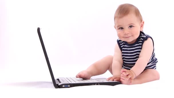 Hi Tech Baby. Мальчик играет с ноутбуком, планшет на белом фоне
 - Кадры, видео