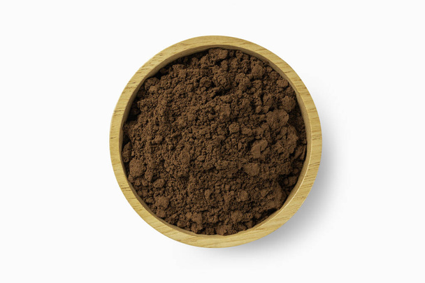Vista superior de cacao en polvo en cuenco de madera aislado sobre fondo blanco - Foto, imagen