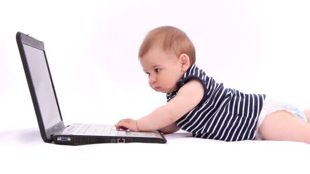 Αγόρι που παίζει με ένα φορητό υπολογιστή, δισκίο, ποντίκι, πληκτρολόγιο λευκό φόντο - Πλάνα, βίντεο