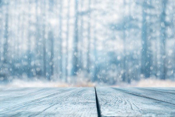 Mesa de madeira congelada velha e floresta nevada. Natal e ano novo fundo de inverno. - Foto, Imagem