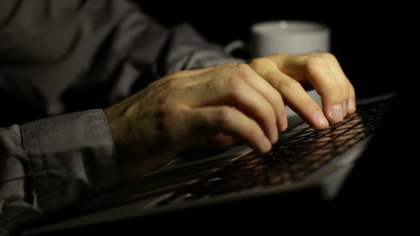 Escritor de Laptop Escrevendo seu romance tarde da noite
 - Filmagem, Vídeo