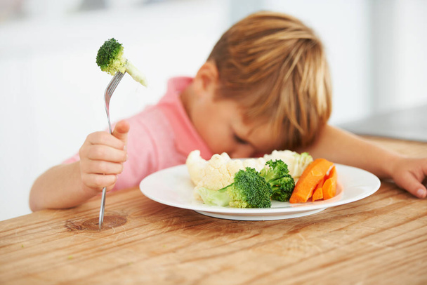 Οτιδήποτε εκτός από μπρόκολο... ένα μικρό αγόρι πολύ δυσαρεστημένο που πρέπει να φάει λαχανικά.. - Φωτογραφία, εικόνα