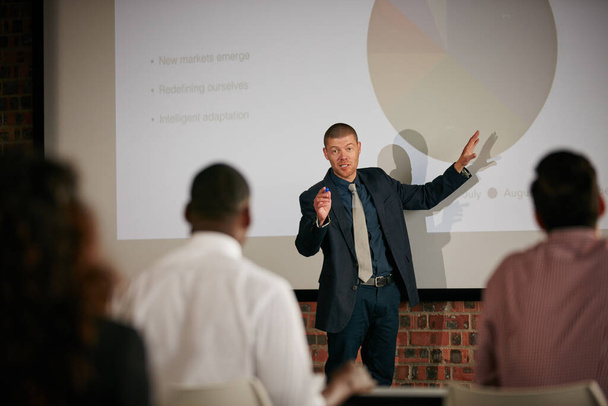 Presentando una gran idea nueva para un modelo de negocio. Fotografía de un hombre de negocios dando una presentación a sus colegas. - Foto, imagen