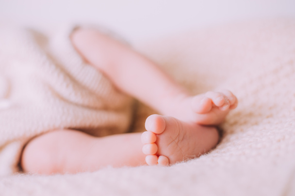 Yeni doğmuş bir bebeğin bacakları. Küçük bir çocuk. Yeni doğanlar hakkında bir makale. - Fotoğraf, Görsel