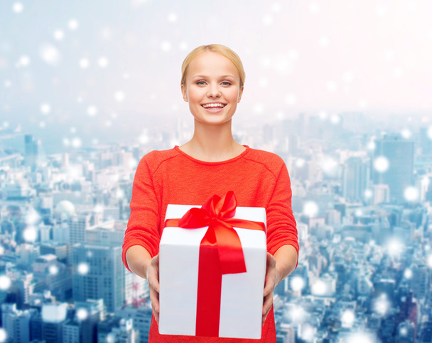 smiling woman in red clothes with gift box - Foto, Imagen