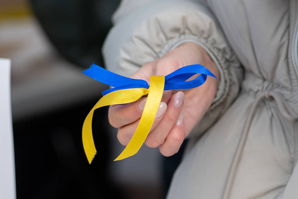 Rubans aux couleurs de l'Ukraine lors d'une manifestation pacifique contre la guerre, Poutine et la Russie, fond ukrainien - Photo, image